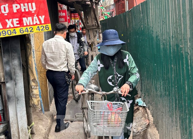 Công trường ‘bít’ đường Lương Thế Vinh, dân chui hàng rào đi lại Công trường ‘bít’ đường Lương Thế Vinh, dân chui hàng rào đi lại ảnh 8