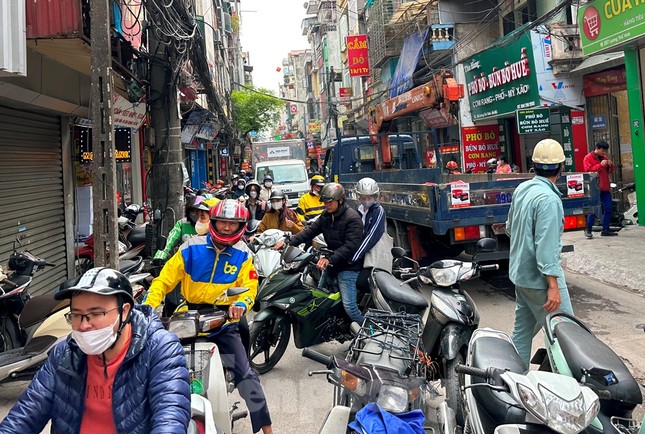 Công trường ‘bít’ đường Lương Thế Vinh, dân chui hàng rào đi lại Công trường ‘bít’ đường Lương Thế Vinh, dân chui hàng rào đi lại ảnh 1