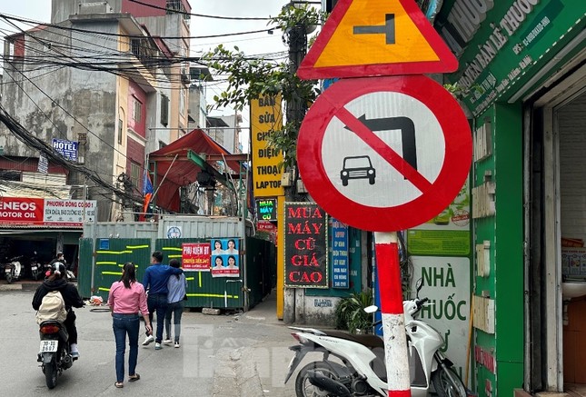 Công trường ‘bít’ đường Lương Thế Vinh, dân chui hàng rào đi lại Công trường ‘bít’ đường Lương Thế Vinh, dân chui hàng rào đi lại ảnh 11