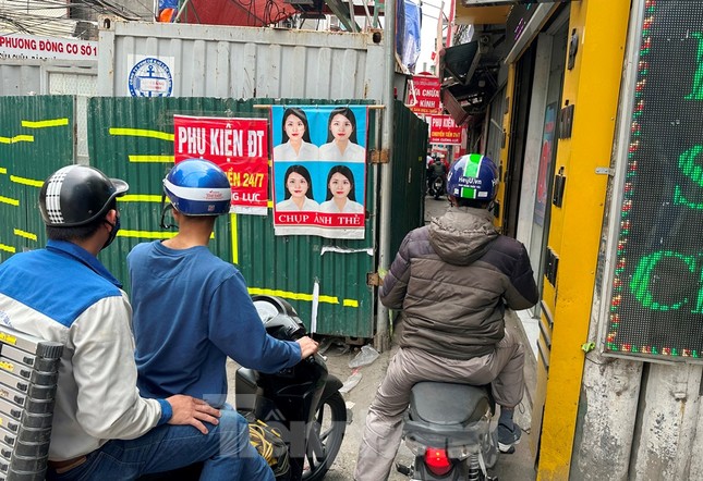 Công trường ‘bít’ đường Lương Thế Vinh, dân chui hàng rào đi lại Công trường ‘bít’ đường Lương Thế Vinh, dân chui hàng rào đi lại ảnh 2