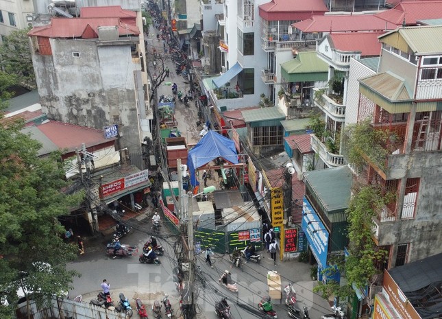 Công trường ‘bít’ đường Lương Thế Vinh, dân chui hàng rào đi lại Công trường ‘bít’ đường Lương Thế Vinh, dân chui hàng rào đi lại ảnh 3
