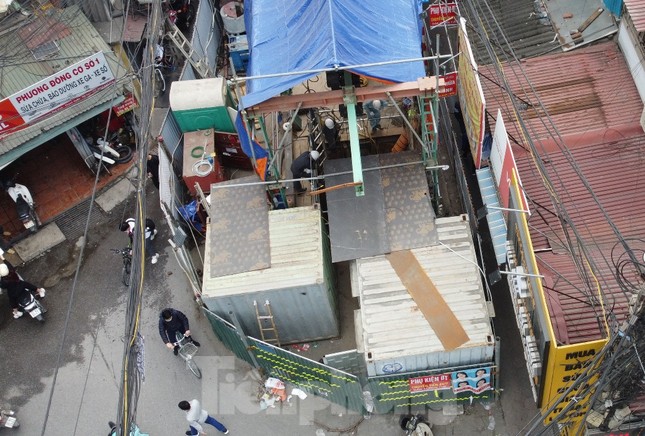 Công trường ‘bít’ đường Lương Thế Vinh, dân chui hàng rào đi lại Công trường ‘bít’ đường Lương Thế Vinh, dân chui hàng rào đi lại ảnh 4