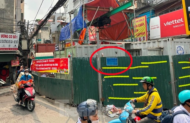 Công trường ‘bít’ đường Lương Thế Vinh, dân chui hàng rào đi lại Công trường ‘bít’ đường Lương Thế Vinh, dân chui hàng rào đi lại ảnh 5