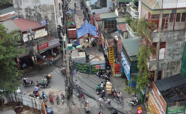 Công trường ‘bít’ đường Lương Thế Vinh, dân chui hàng rào đi lại Công trường ‘bít’ đường Lương Thế Vinh, dân chui hàng rào đi lại ảnh 6