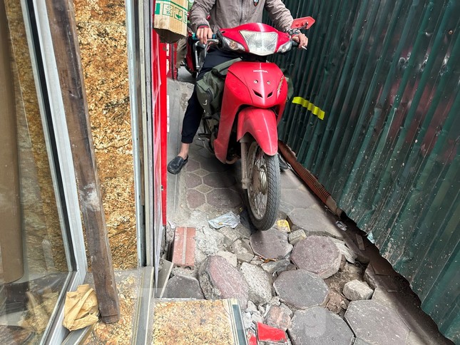 Công trường ‘bít’ đường Lương Thế Vinh, dân chui hàng rào đi lại Công trường ‘bít’ đường Lương Thế Vinh, dân chui hàng rào đi lại ảnh 7