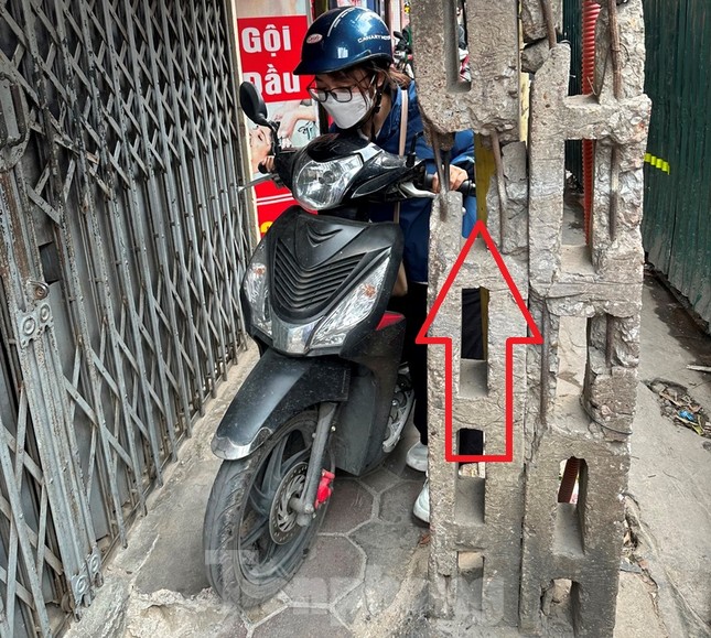 Công trường ‘bít’ đường Lương Thế Vinh, dân chui hàng rào đi lại Công trường ‘bít’ đường Lương Thế Vinh, dân chui hàng rào đi lại ảnh 9