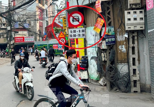 Công trường ‘bít’ đường Lương Thế Vinh, dân chui hàng rào đi lại Công trường ‘bít’ đường Lương Thế Vinh, dân chui hàng rào đi lại ảnh 10