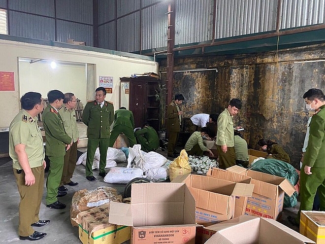 Lực lượng chức năng khám xét kho thuốc nghi giả Lực lượng chức năng khám xét kho thuốc nghi giả