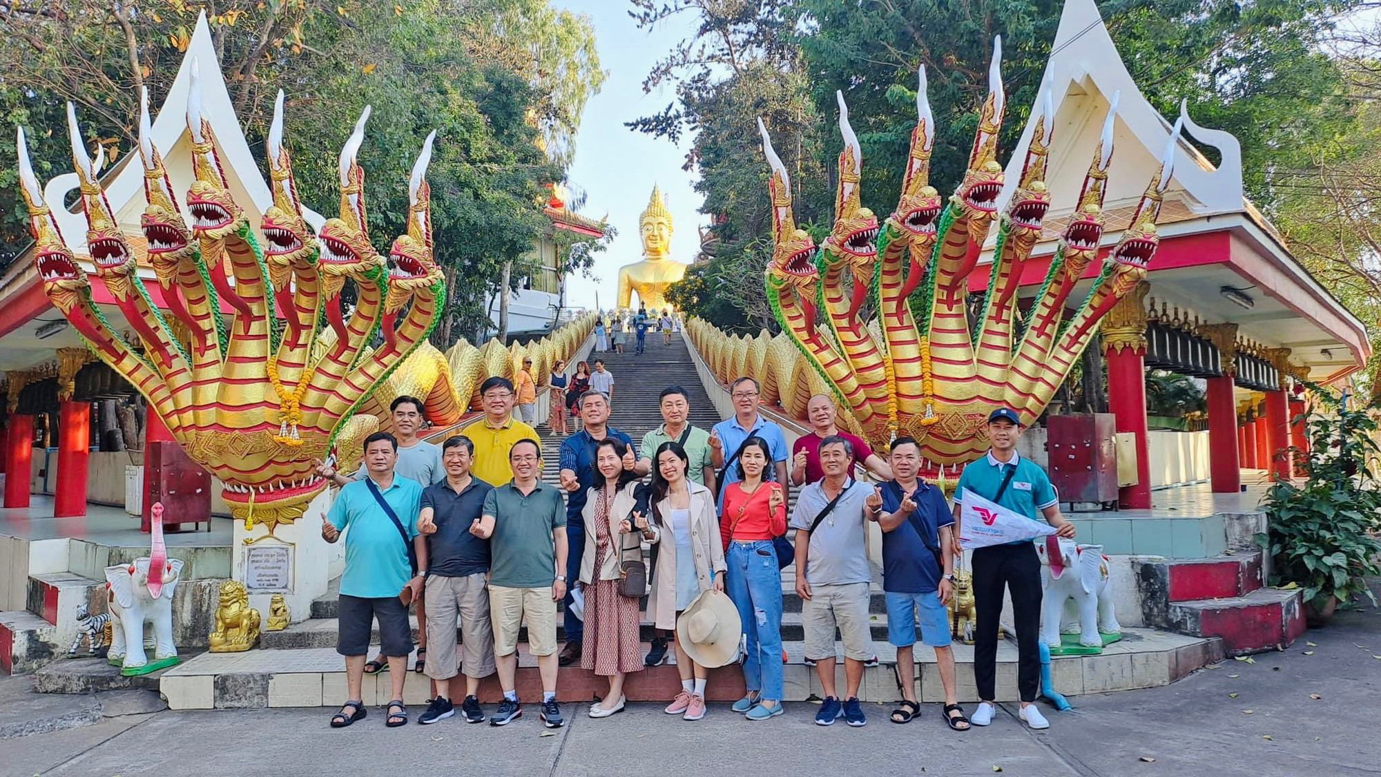 Du lịch trong nước ngày càng đắt đỏ, người Việt 'đổ' đi nước ngoài chơi lễ - Ảnh 2.