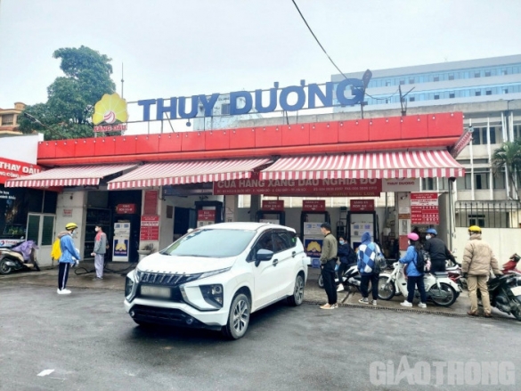 Giá xăng dầu hôm nay 16/3: Rớt thảm, về mức thấp nhất hơn 1 năm