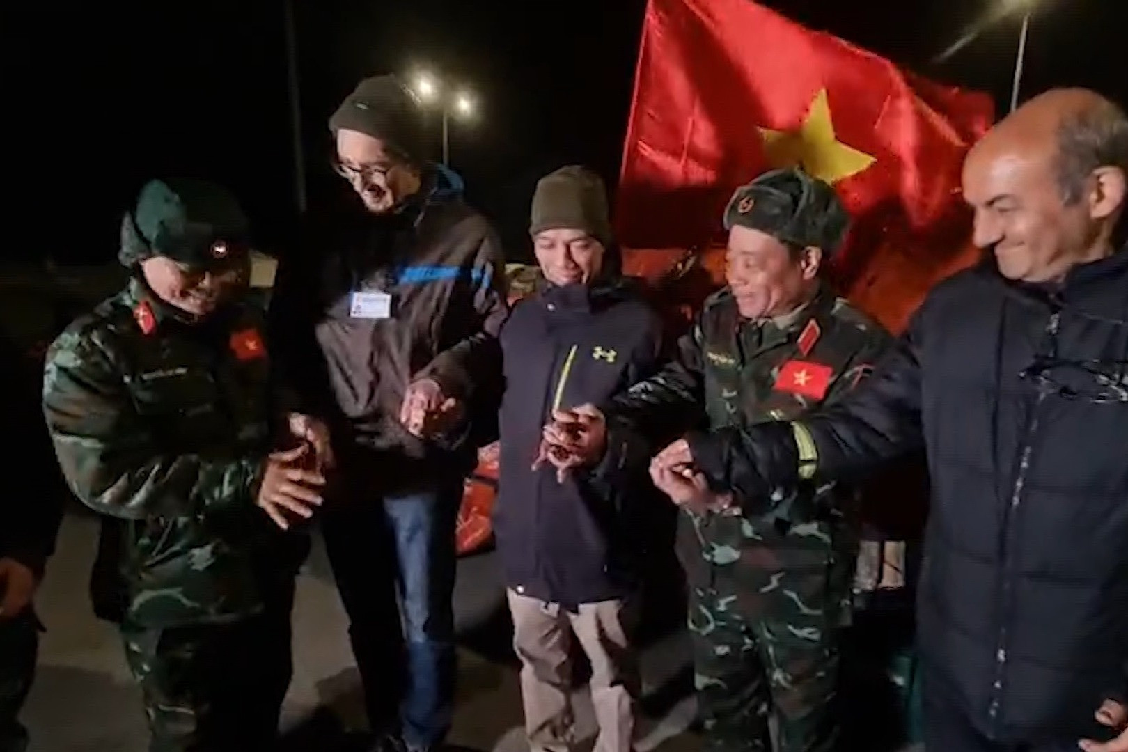 Cái nắm tay ấm lòng giữa giá rét của các sĩ quan Quân đội Việt Nam tại Thổ Nhĩ Kỳ
