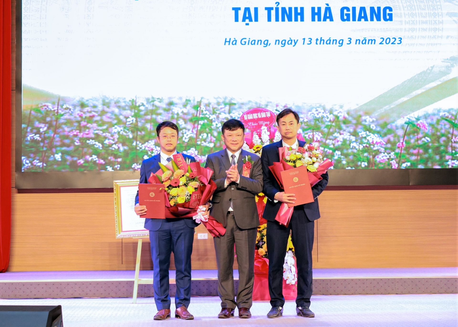 Giáo sư, Tiến sỹ Phạm Hồng Quang, Chủ tịch Hội đồng Đại học Thái Nguyên trao Quyết định bổ nhiệm Giám đốc, Phó Giám đốc Phân hiệu Đại học Thái Nguyên tại Hà Giang