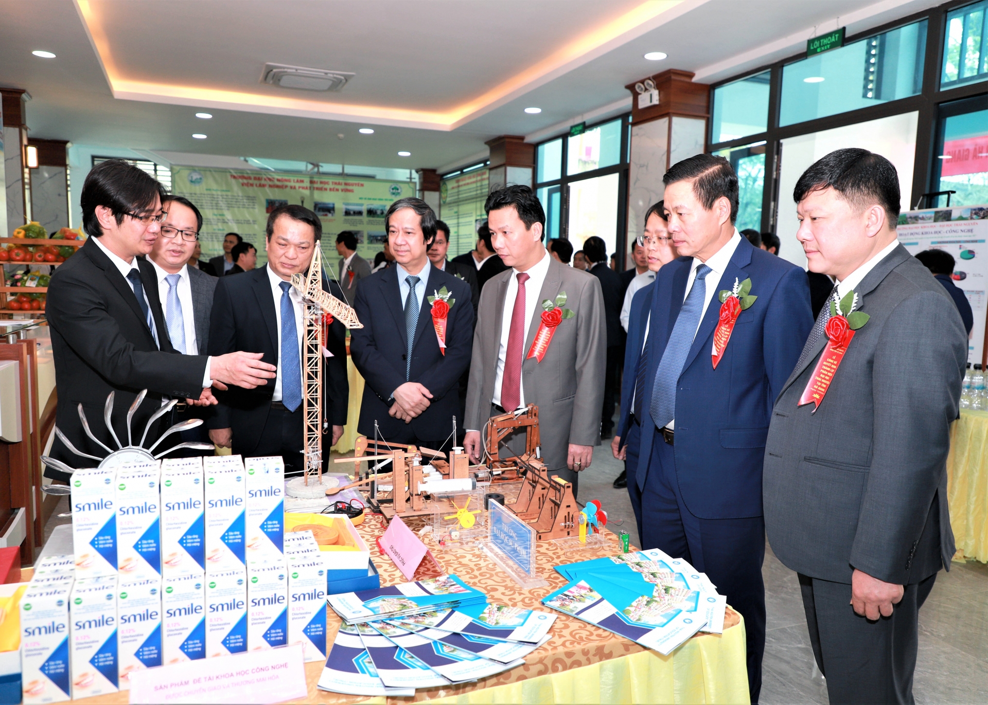 Các đại biểu tham quan triển lãm bên lề Lễ công bố.