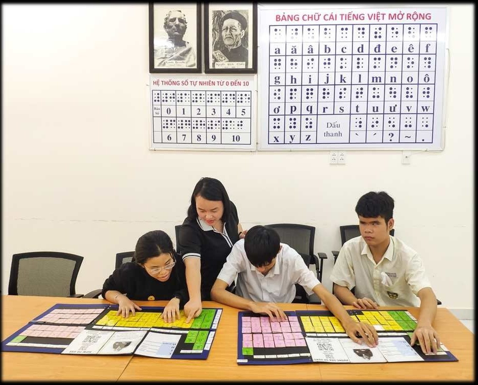 Bảng tuần hoàn từ trái tim Sản phẩm “Bảng tuần hoàn các nguyên tố Hóa học tương tác cho người khiếm thị” giúp các em HS khiếm thị có điều kiện học tập tốt hơn.