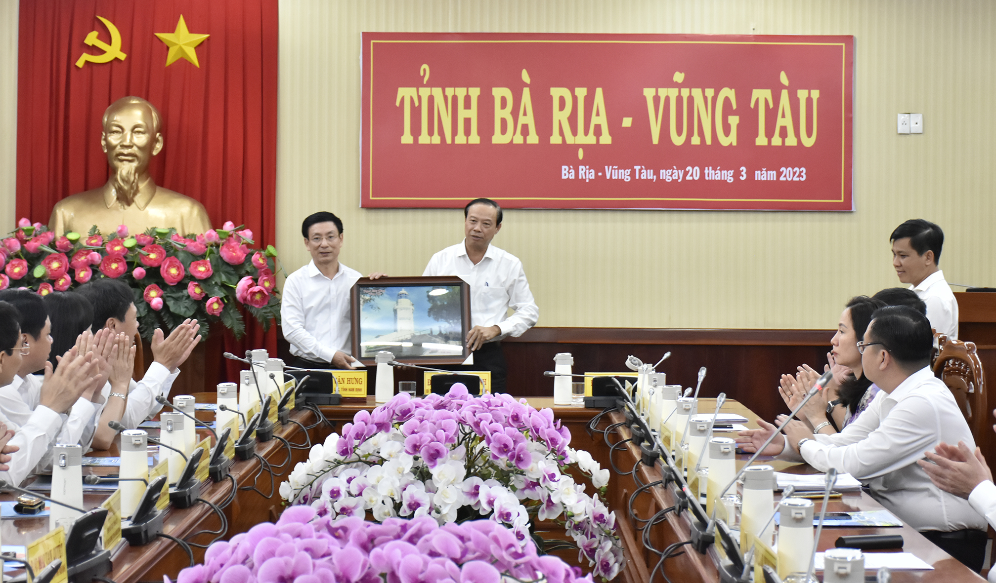 Bà Rịa-Vũng Tàu chia sẻ kinh nghiệm vận hành trung tâm hành chính công với tỉnh Nam Định Bà Rịa-Vũng Tàu tặng Nam Định bức ảnh biểu tượng ngọn hải đăng cổ xưa nhất Việt Nam trên Núi Lớn