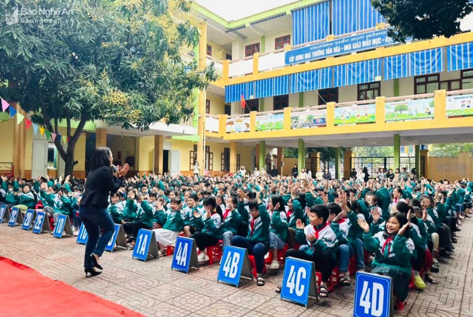 Thành phố Vinh: Cảnh giác trước tình trạng xuất hiện đối tượng lạ mặt dụ dỗ học sinh Thành phố Vinh: Cảnh giác trước tình trạng xuất hiện đối tượng lạ mặt dụ dỗ học sinh ảnh 1