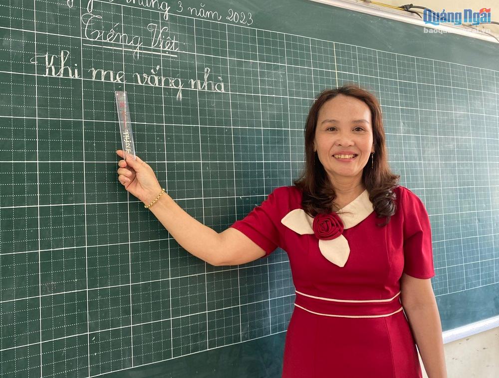 Thuyên chuyển giáo viên vùng khó về dạy học gần nhà:Cách làm hay ở huyện Trà Bồng Sau 26 năm cống hiến cho sự nghiệp giáo dục ở xã Trà Thanh, cô Trần Thị Sâm đã được luân chuyển về Trường Tiểu học và THCS Trà Sơn, ngôi trường trên chính quê hương cô.