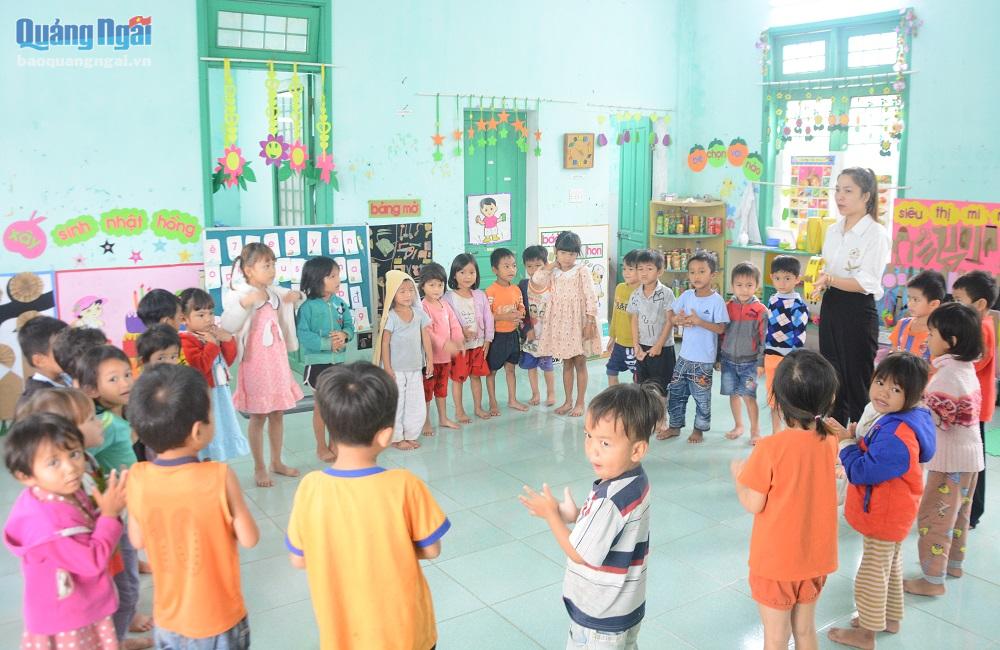 Thuyên chuyển giáo viên vùng khó về dạy học gần nhà:Cách làm hay ở huyện Trà Bồng Cô giáo Huỳnh Thị Tân