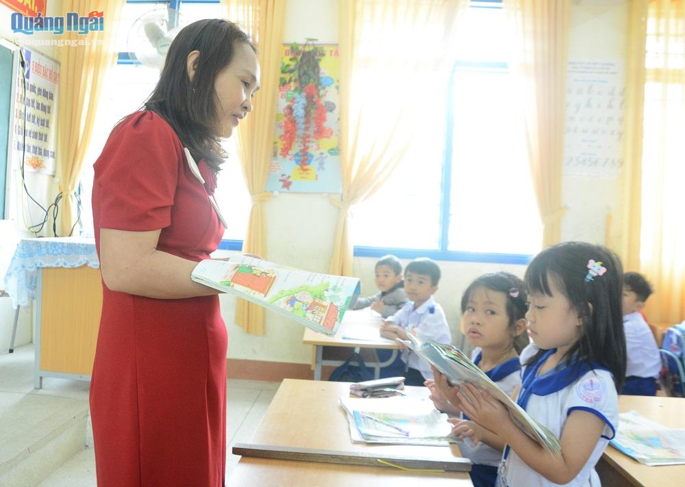 Thuyên chuyển giáo viên vùng khó về dạy học gần nhà:Cách làm hay ở huyện Trà Bồng Cùng lúc luân chuyển 35 giáo viên