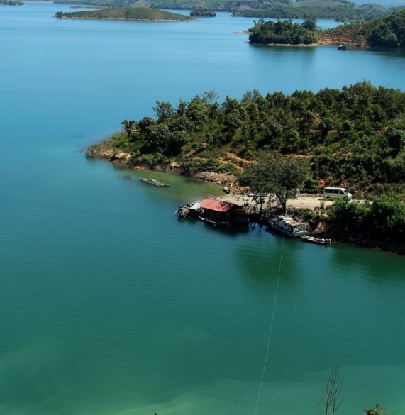 Mùa xuân, du thuyền trên hồ Hàm Thuận