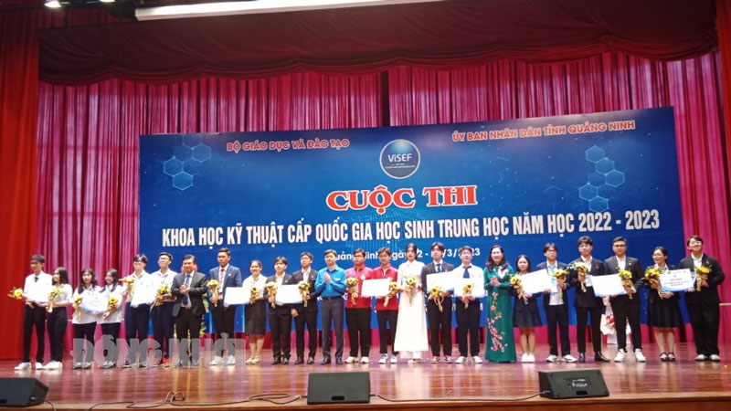 Học sinh Bến Tre (thứ 8, thứ 9 từ trái qua) nhận giải nhất tạo cuộc thi (Ảnh: Minh Chí)