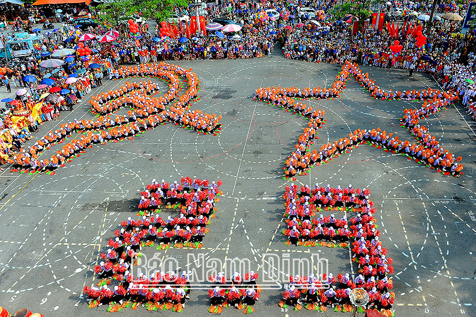 Kỷ niệm 80 năm “Đề cương về văn hóa Việt Nam” (1943-2023): Xây dựng môi trường văn hóa lành mạnh, tạo nền tảng góp phần thúc đẩy kinh tế - xã hội tỉnh Xếp chữ trong Ngày hội văn hóa thể thao truyền thống huyện Hải Hậu.