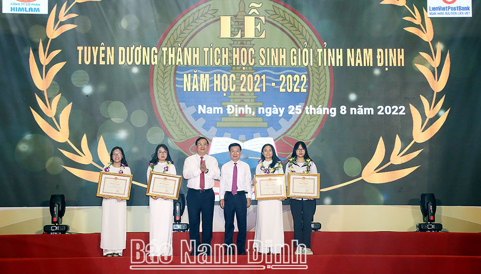 Kỷ niệm 80 năm “Đề cương về văn hóa Việt Nam” (1943-2023): Xây dựng môi trường văn hóa lành mạnh, tạo nền tảng góp phần thúc đẩy kinh tế - xã hội tỉnh Đồng chí Bí thư Tỉnh ủy Phạm Gia Túc và đồng chí Chủ tịch UBND tỉnh Phạm Đình Nghị tặng hoa và trao Bằng khen của UBND tỉnh cho các em học sinh đoạt giải Nhất tại Kỳ thi học sinh giỏi quốc gia THPT năm học 2021-2022.