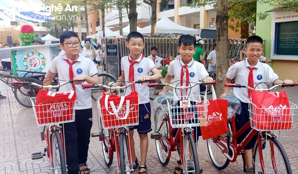 Chương trình 'Hành trình cuộc sống' trao tặng 200 xe đạp, Hợp đồng Bảo hiểm cho trẻ em nghèo ở Nghệ An Chương trình 'Hành trình cuộc sống' trao tặng 200 xe đạp, Hợp đồng Bảo hiểm cho trẻ em nghèo ở Nghệ An ảnh 4