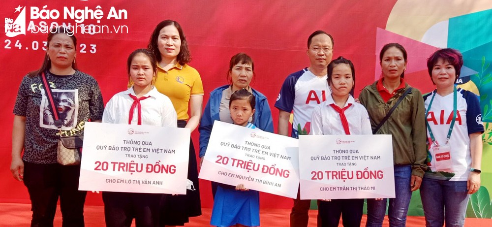 Chương trình 'Hành trình cuộc sống' trao tặng 200 xe đạp, Hợp đồng Bảo hiểm cho trẻ em nghèo ở Nghệ An Chương trình 'Hành trình cuộc sống' trao tặng 200 xe đạp, Hợp đồng Bảo hiểm cho trẻ em nghèo ở Nghệ An ảnh 3