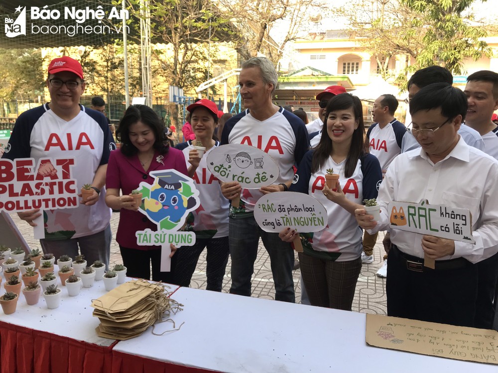 Chương trình 'Hành trình cuộc sống' trao tặng 200 xe đạp, Hợp đồng Bảo hiểm cho trẻ em nghèo ở Nghệ An Chương trình 'Hành trình cuộc sống' trao tặng 200 xe đạp, Hợp đồng Bảo hiểm cho trẻ em nghèo ở Nghệ An ảnh 2