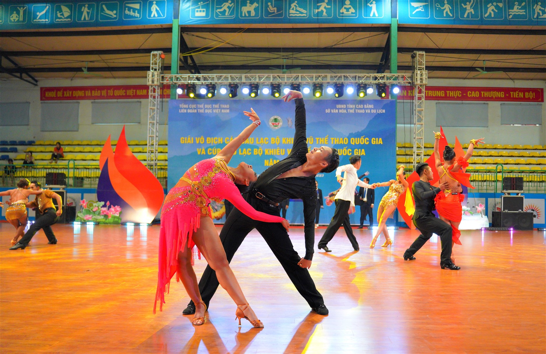 Cao Bằng đứng thứ nhất toàn đoàn Giải vô địch các câu lạc bộ Khiêu vũ thể thao quốc gia Cao Bằng đứng thứ nhất toàn đoàn Giải vô địch các câu lạc bộ Khiêu vũ thể thao quốc gia