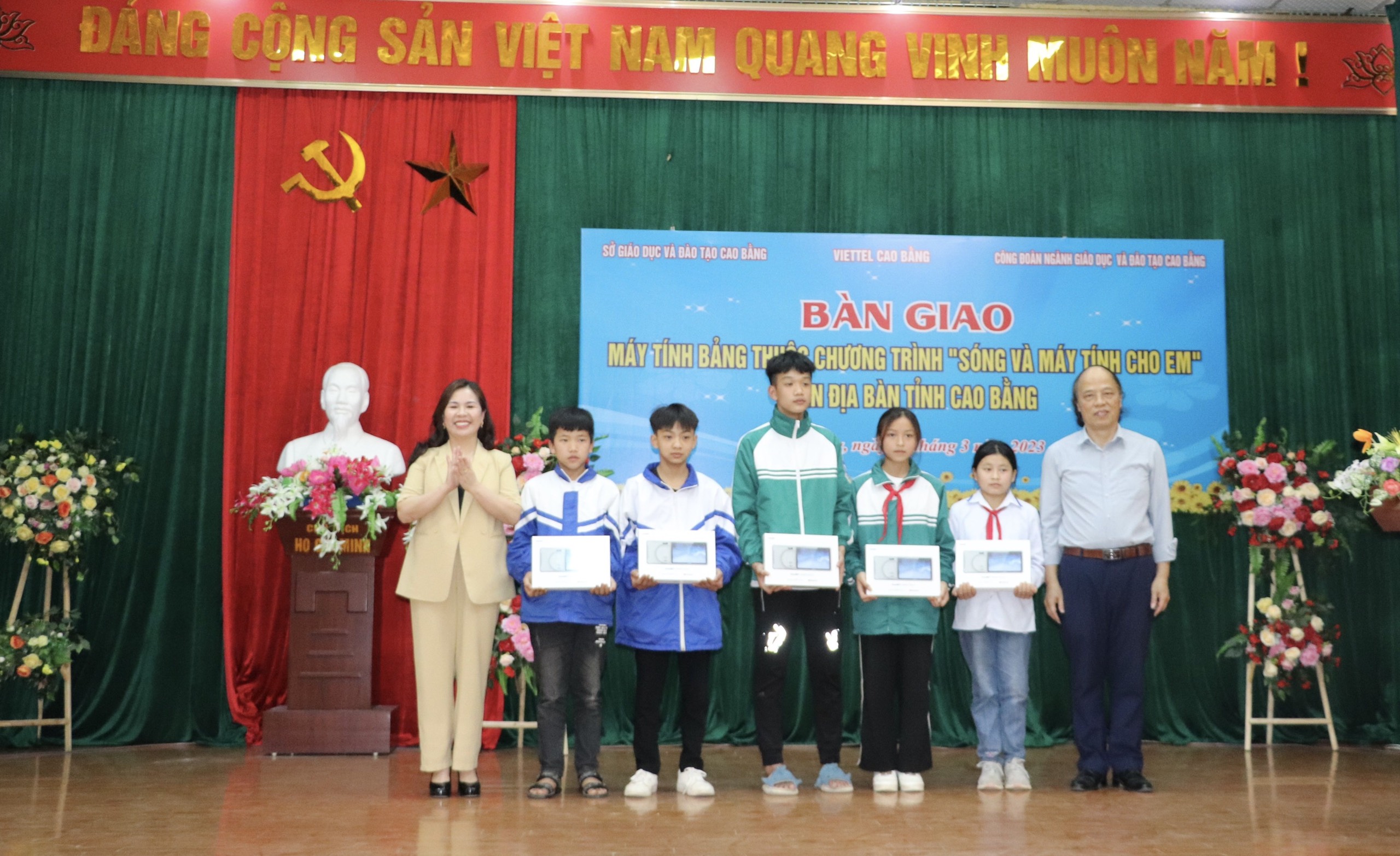 Bàn giao 800 máy tính bảng theo Chương trình “Sóng và máy tính cho em” Bàn giao 800 máy tính bảng theo Chương trình “Sóng và máy tính cho em”