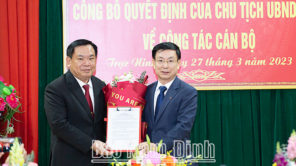 Huyện Trực Ninh công bố Quyết định của Chủ tịch UBND tỉnh về công tác cán bộ Đồng chí Phạm Đình Nghị, Phó Bí thư Tỉnh ủy, Chủ tịch UBND tỉnh trao Quyết định và tặng hoa chúc mừng đồng chí Phạm Trọng Duy.