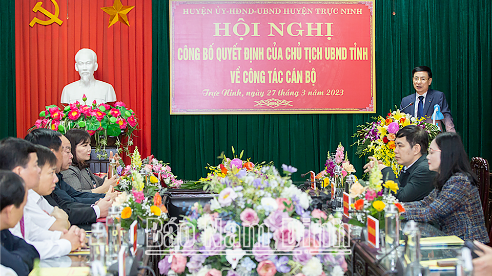 Huyện Trực Ninh công bố Quyết định của Chủ tịch UBND tỉnh về công tác cán bộ Quang cảnh hội nghị.