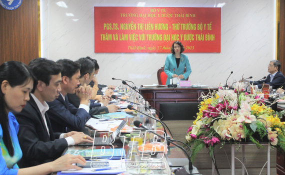 Thứ trưởng Bộ Y tế thăm v&agrave; l&agrave;m việc với Trường Đại học Y Dược Th&aacute;i B&igrave;nh