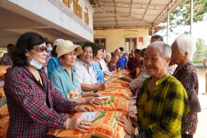 Trao tặng quà cho người dân tộc Khmer tại xã Tân Đông, huyện Tân Châu - Báo Tây Ninh Online