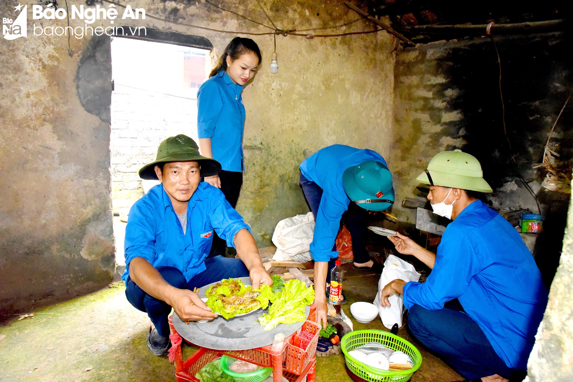 'Bữa cơm yêu thương' mang sắc xanh tuổi trẻ ảnh 1
