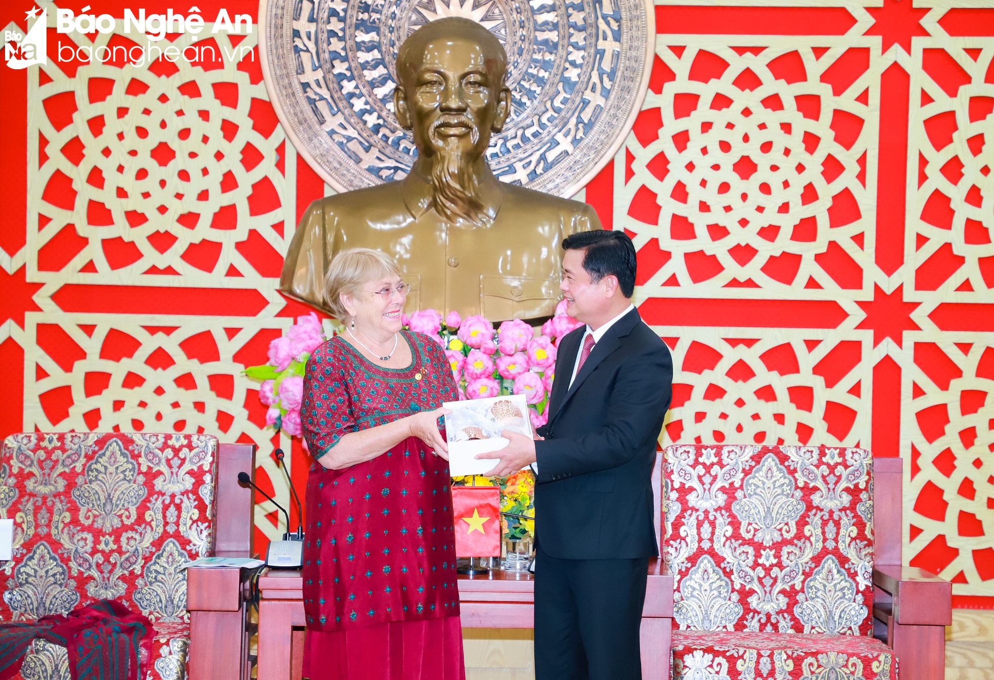 Bí thư Tỉnh ủy Nghệ An Thái Thanh Quý tiếp cựu Tổng thống Chile Michelle Bachelet Bí thư Tỉnh ủy Nghệ An Thái Thanh Quý tiếp cựu Tổng thống Chile Michelle Bachelet ảnh 8