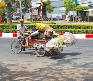 Lao động nghèo vất vả mưu sinh mùa nắng nóng