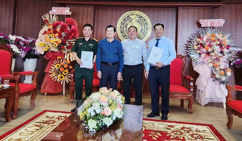 Nguyên Chủ tịch nước Trương Tấn Sang chứng kiến Lễ ký kết hợp tác giữa Tập đoàn Ngân Tín và Công ty Thành An - 195 thuộc Binh đoàn 11, Bộ Quốc phòng. Ảnh N. Hiệp