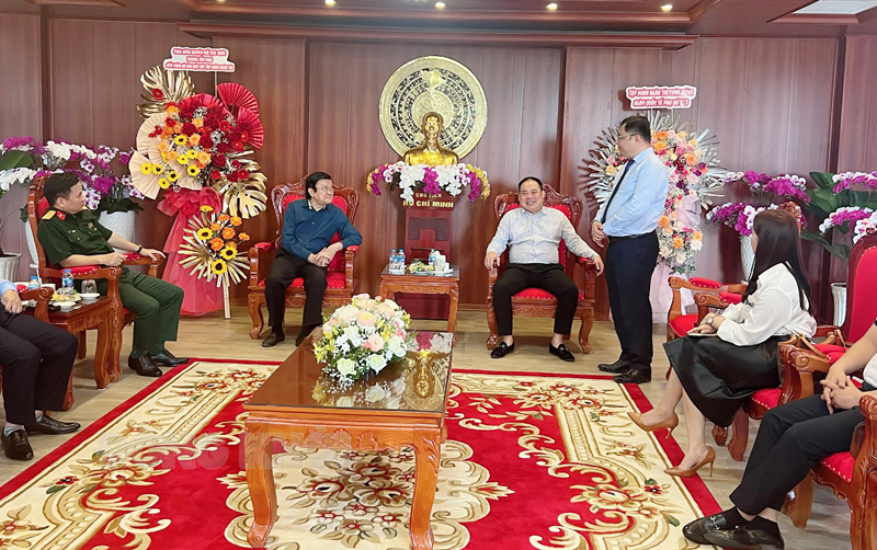 Chủ tịch Hội đồng Quản trị Trương Đình Hải nồng nhiệt đón tiếp nguyên Chủ tịch nước Trương Tấn Sang.