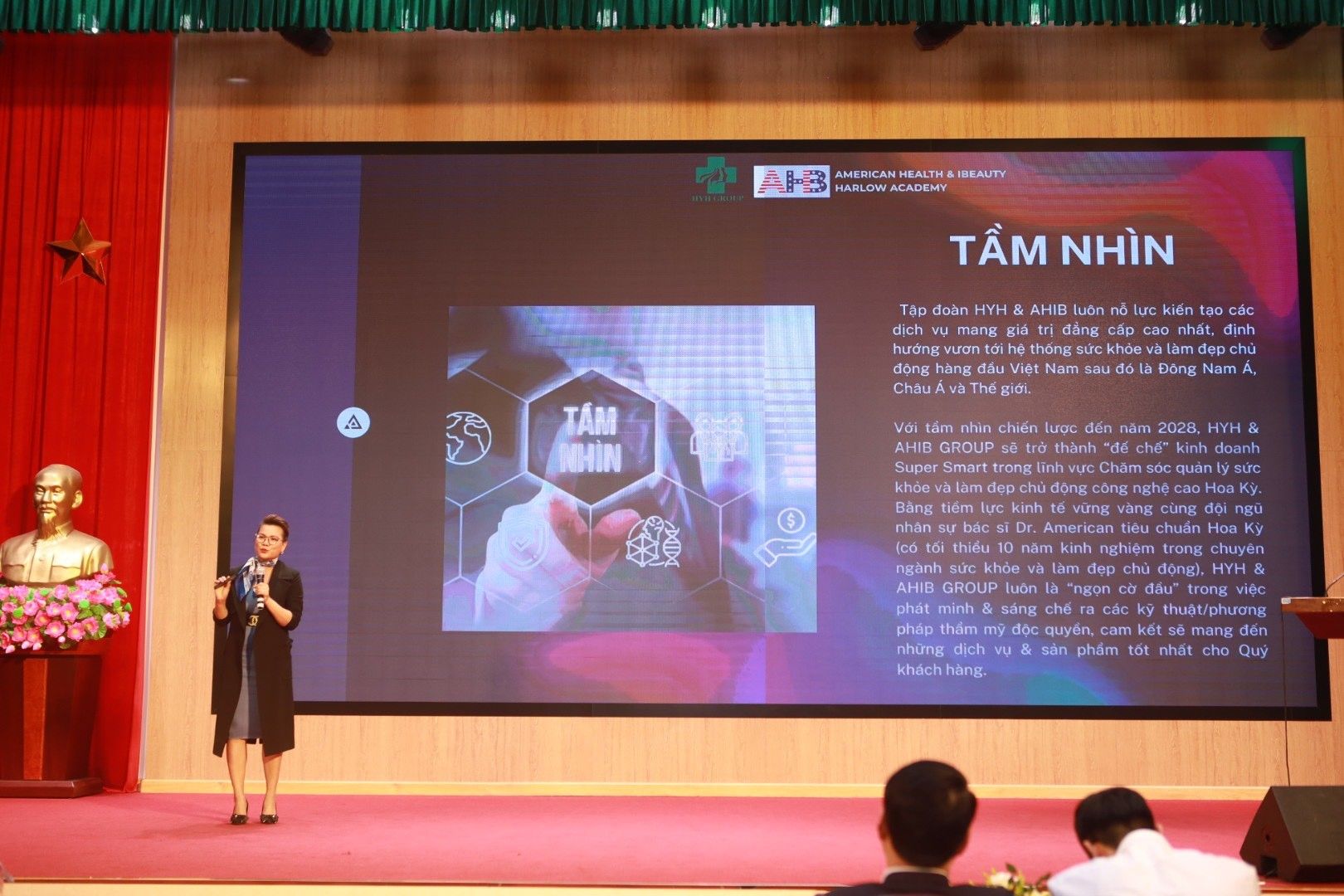 Bà Phạm Huệ Đan- Giám đốc truyền thông và đối ngoại –Tập đoàn HYH &amp; AHIB Group trao đổi tại buổi Tọa đàm