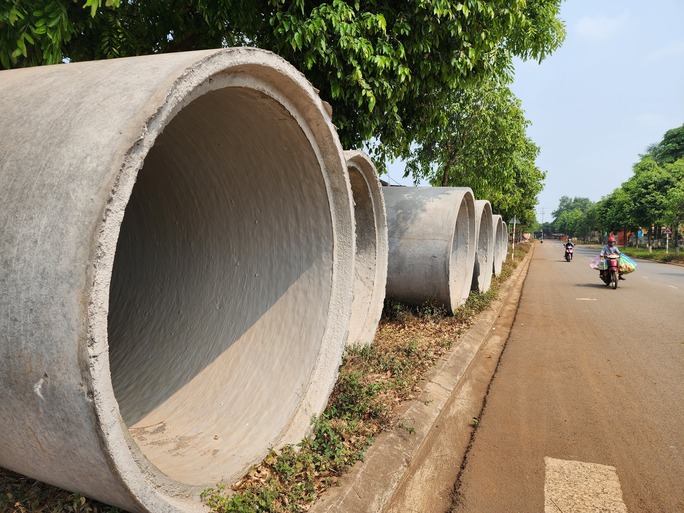 CLIP: Doanh nghiệp lấn chiếm vỉa hè để lô cốt, chính quyền không xử lý - Ảnh 2.