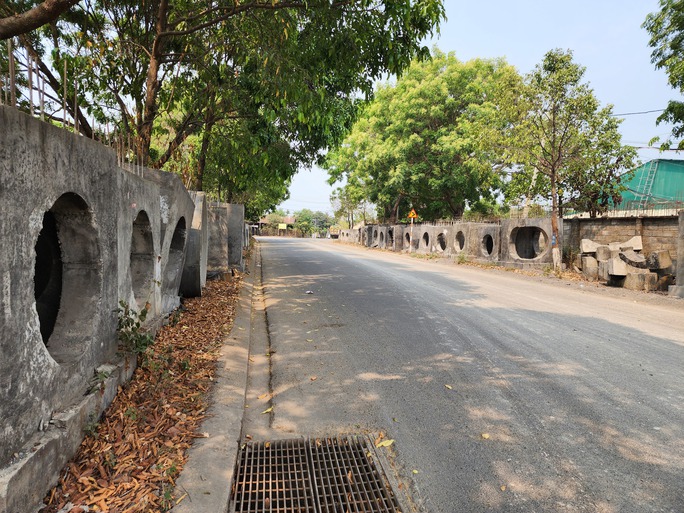 CLIP: Doanh nghiệp lấn chiếm vỉa hè để lô cốt, chính quyền không xử lý - Ảnh 3.