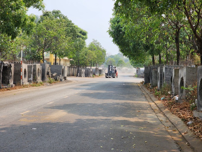 CLIP: Doanh nghiệp lấn chiếm vỉa hè để lô cốt, chính quyền không xử lý - Ảnh 1.