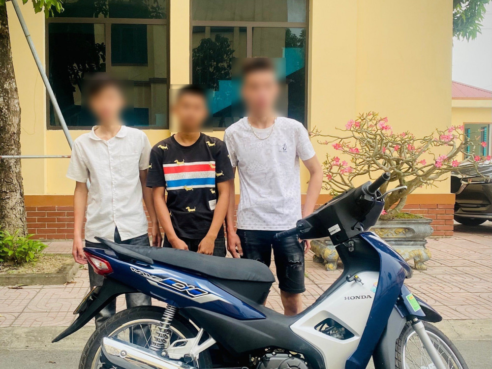 Hà Tĩnh: Bắt 3 thiếu niên chuyên trộm tiền công đức ở các đền, chùa - Ảnh 1.