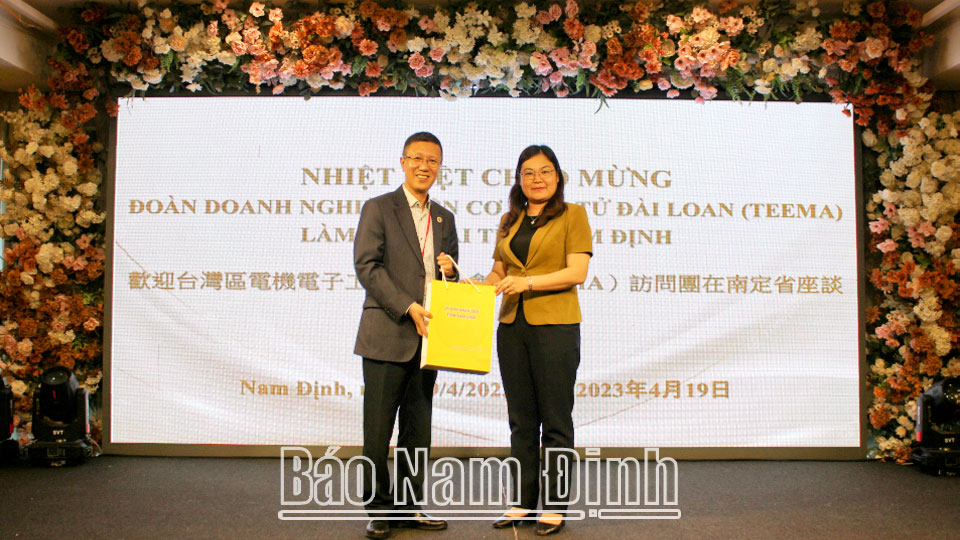 Đoàn doanh nghiệp Đài Loan khảo sát cơ hội đầu tư tại Nam Định Đồng chí Hà Lan Anh, TUV, Phó Chủ tịch UBND tỉnh tặng quà đại diện Đoàn Doanh nghiệp Đài Loan khảo sát cơ hội đầu tư tại Nam Định.