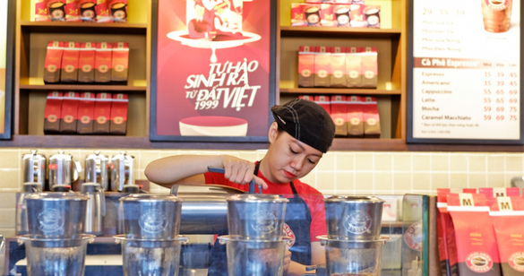 Trong khi Highlands Coffee đạt doanh thu kỷ lục 3.700 tỷ, "người anh em" Phở 24 mới bị Jollibee bán lại cho cha đẻ