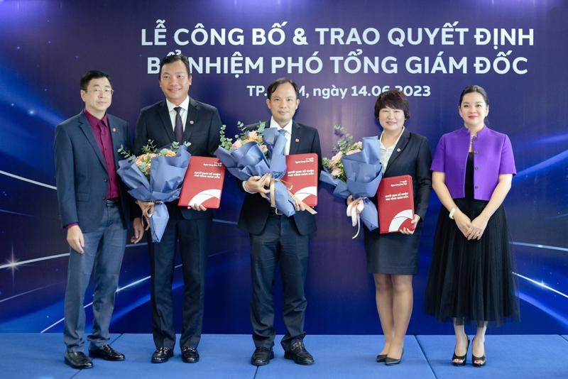 Ông Lê Anh Tài (Chủ tịch Hội đồng Quản trị) và Bà Nguyễn Thanh Phượng (Phó Chủ tịch Hội đồng Quản trị) trao quyết định bổ nhiệm đến 3 Phó Tổng giám đốc.
