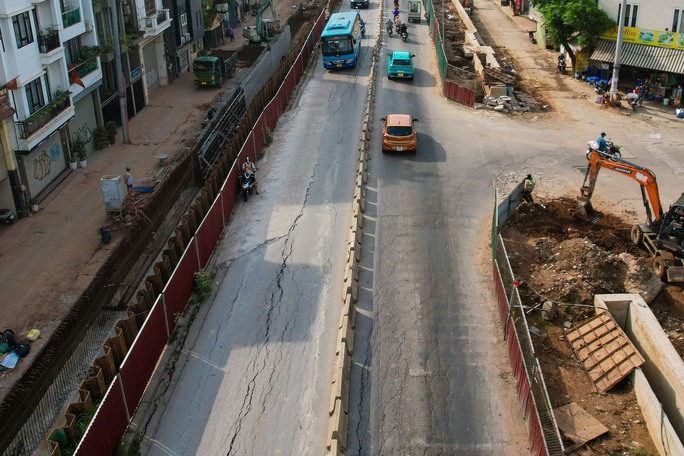 Mặt đường Âu Cơ nứt toác khi thi công dự án mở rộng đê - Ảnh 9. Mặt đường Âu Cơ nứt toác khi thi công dự án mở rộng đê - Ảnh 9.